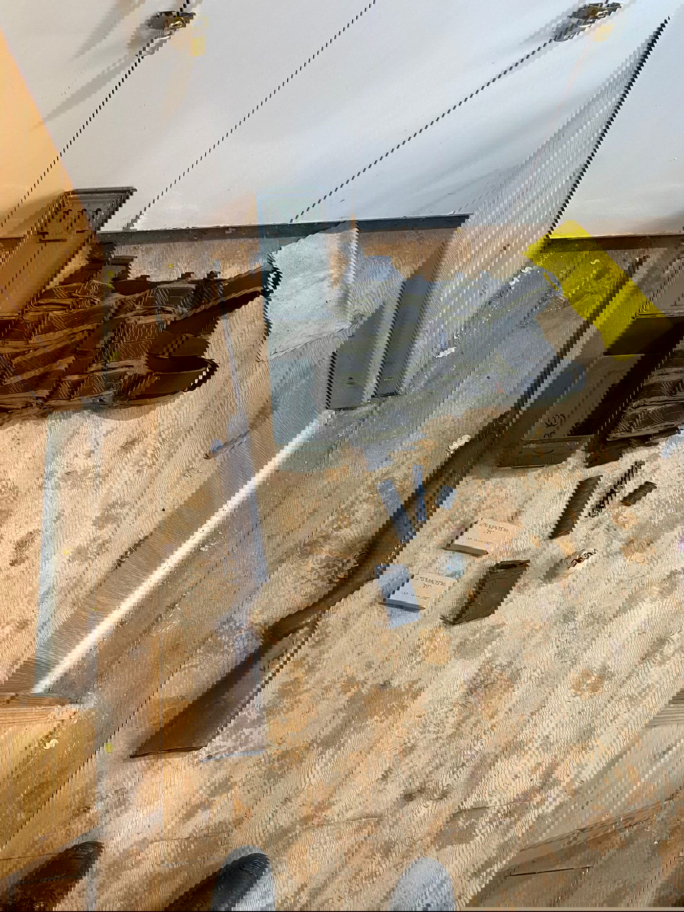 רובה על החלון; המסתערבים הסתערו • צפו