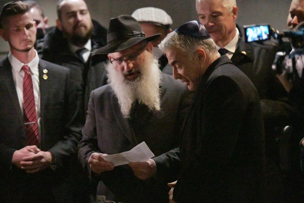 קרא תהילים: יאיר לפיד התרגש בקבר החתם סופר