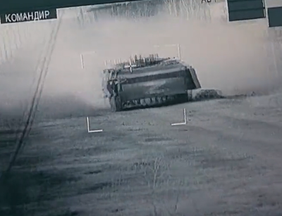 צפו: לוחמים אוקראינים מפציצים משוריין רוסי