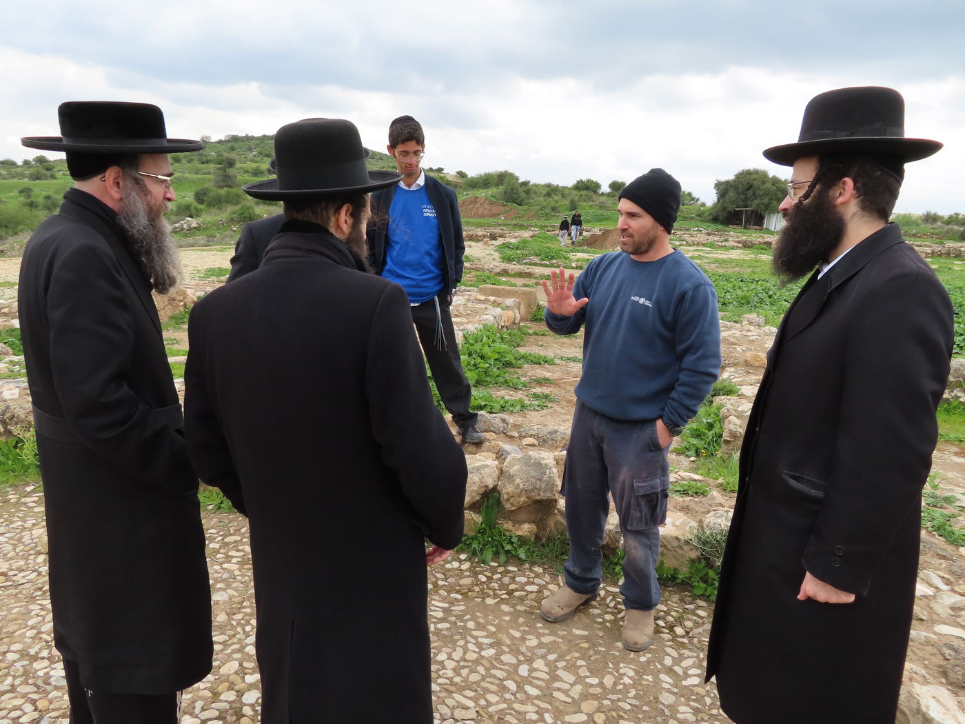 ​סיור רבנים בתל ירמות שנערך ביום שני י"א אדר א, בליוי הסברים של הארכיאולוג עומר שלו מנהל המרכז הארכיאלוגי ירושלים מרשות העתיקות מנהל האתר הארכיאולוגי תל ירמות