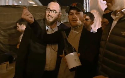 מני הולנדר בפעולה