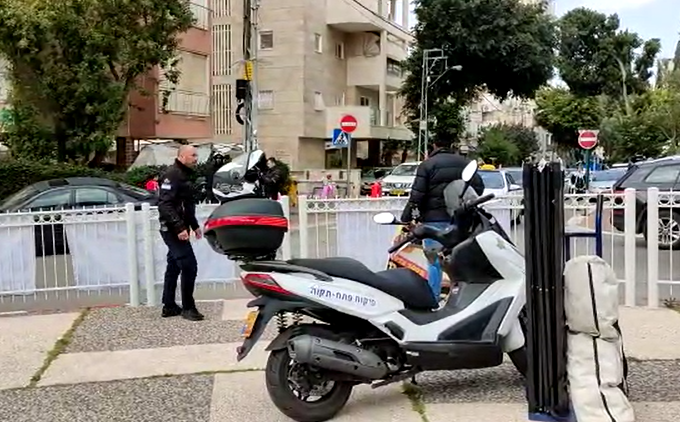 פקחי העירייה מפרקים את הדוכן והשלטים בכיכר סלומון