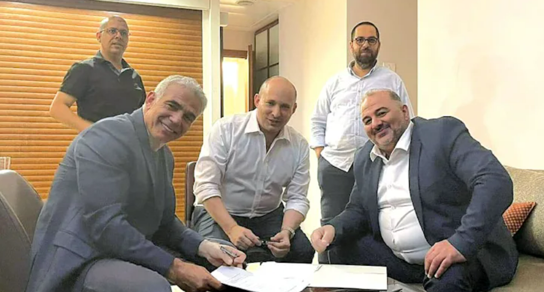 בנט, לפיד ועבאס בחתימת ההסכמים הקואליציוניים