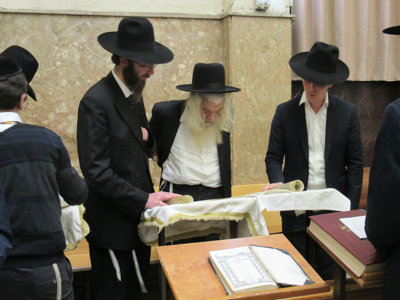 קריאת המגילה בהיכל המוזהב של פוניבז'