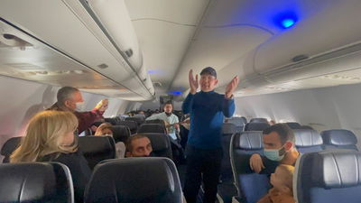 הזמר החרדי הפתיע ופצח במופע ב... מטוס