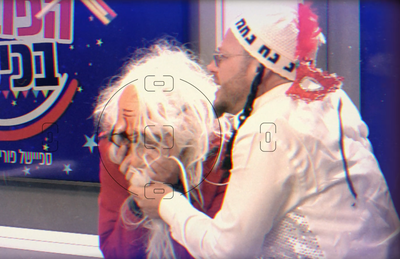 אוחח; מי זה הזמר שהתחפש ל"זקן"? • צפו וגלו