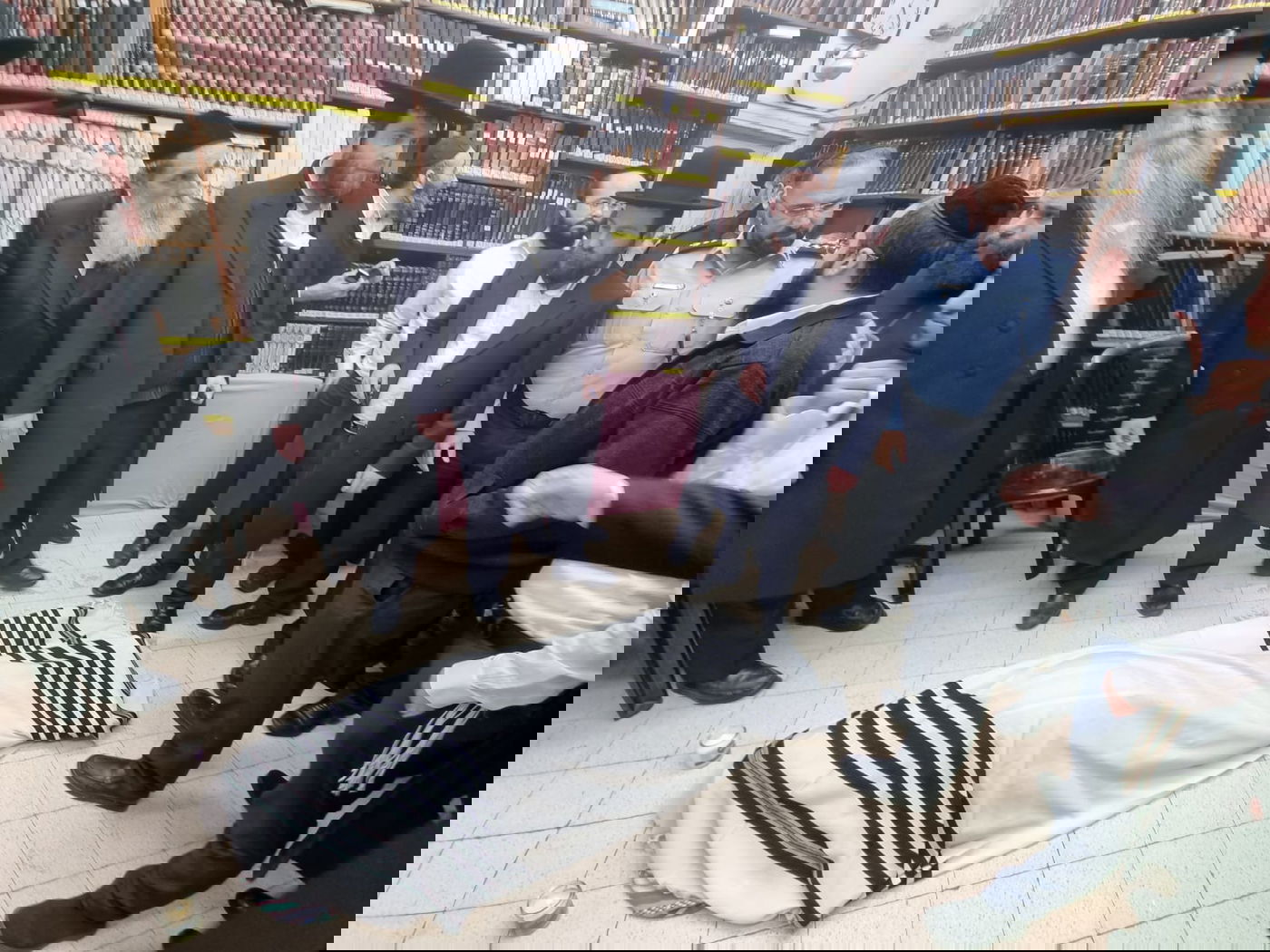 על רצפת הבית: מרן הגר"ח קנייבסקי זצוק"ל עטוף בטלית