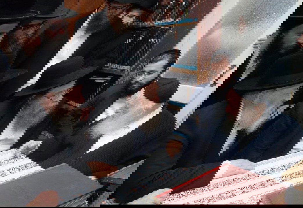 בלימוד, בחגים ובשמחות; מרן הגר"ח מבעד לעדשת המצלמה