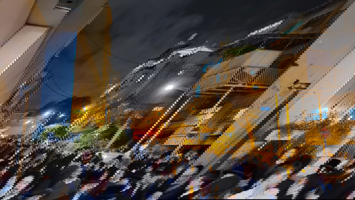 אמצע הלילה, ברחוב רשב"ם; אלפים מתקשים להיפרד • תיעוד מיוחד