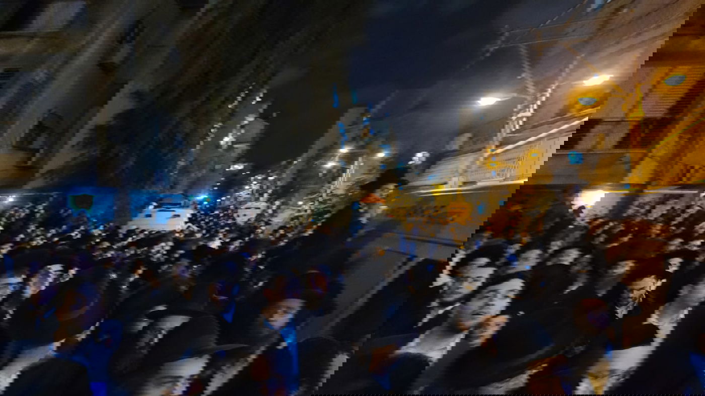 אמצע הלילה, ברחוב רשב"ם; אלפים מתקשים להיפרד • תיעוד מיוחד