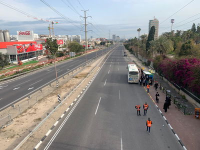 הכבישים חסומים; אלפים נוהרים ברגל • צפו