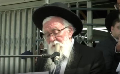 הרב סמוטני מקריא את המינוי