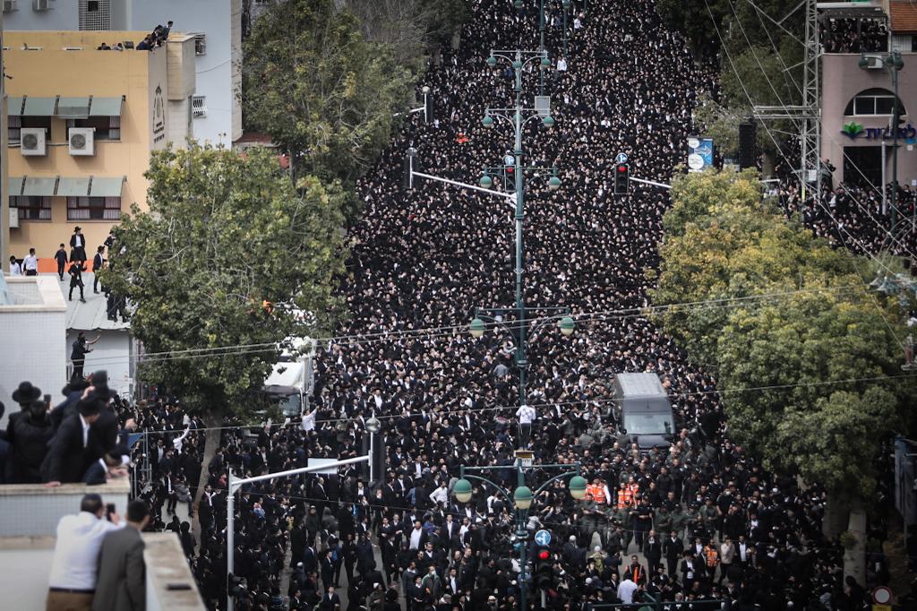 צלם 'כיכר' בתיעוד מסע הלווית מרן הגר"ח