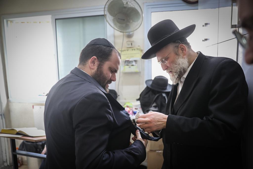 לפני ההלוויה, אחרי הטהרה: מיטת מרן הגר"ח קנייבסקי זצ"ל