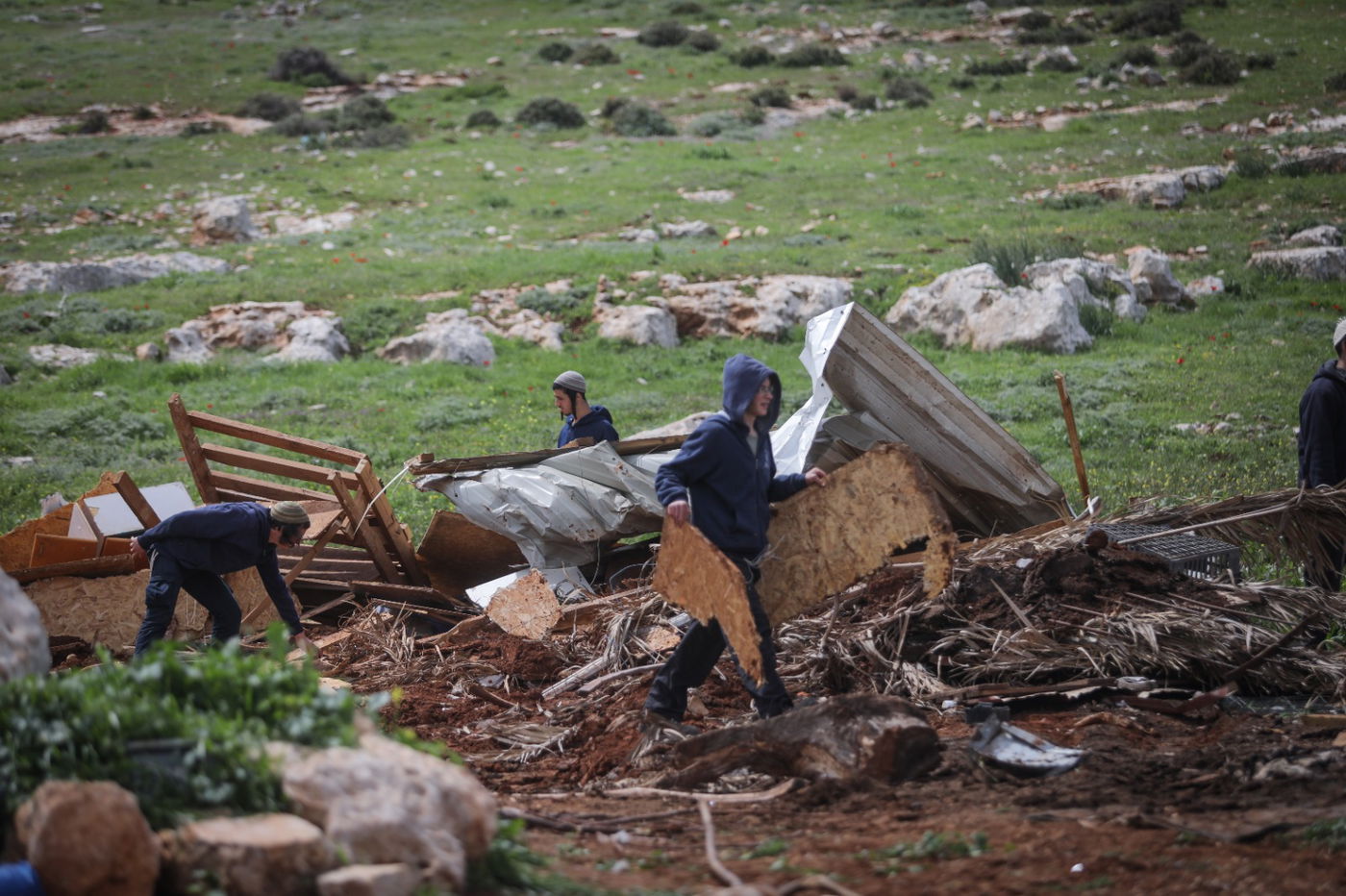 שני מאחזים פונו בבנימין, שישה נעצרו; צפו