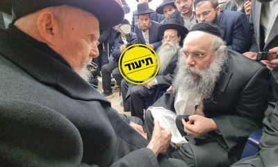 ראש הישיבה מנחם את רבי יצחק שאול ובנו יענקי
