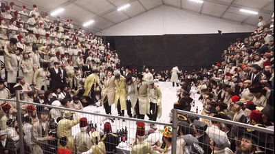 החסידים רוקדים על השולחן