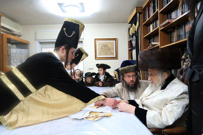 פורים במחיצת גאב"ד 'העדה' הגרי"ט וייס