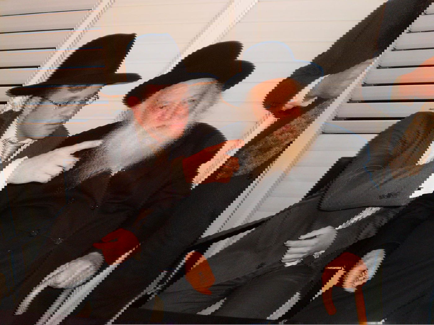 כותב השורות לצדו של הגר"ח