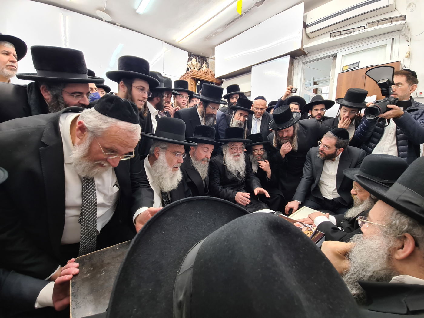 ה'שבעה' על שר התורה; גלריית המנחמים