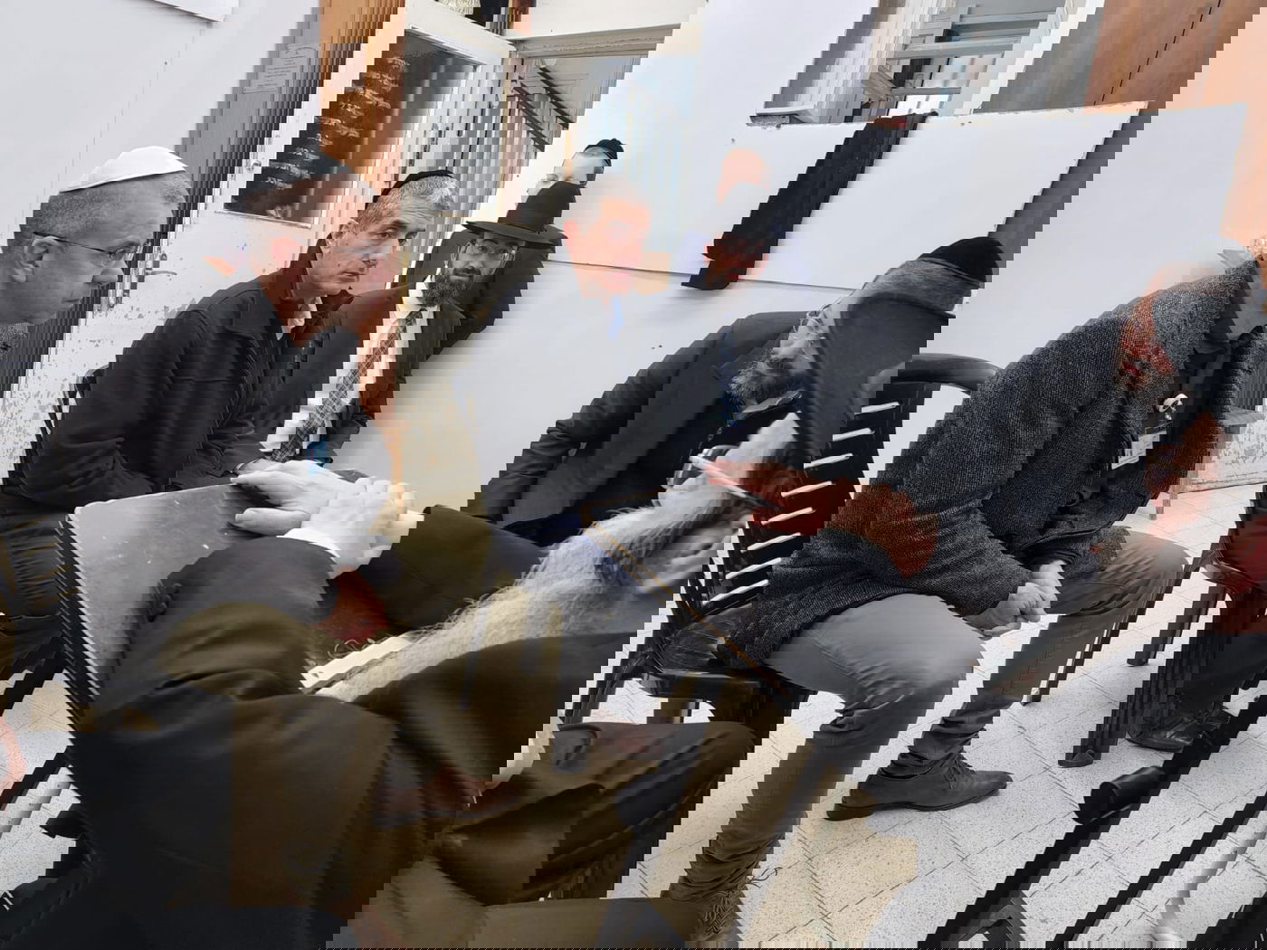 ה'שבעה' על שר התורה; גלריית המנחמים