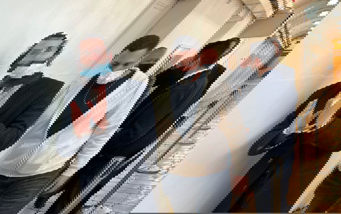 החשוד בדרך למעצר