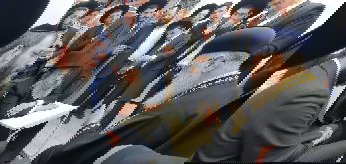 צפו: הראשון לציון מנחם את בנו של הגר"ח קנייבסקי