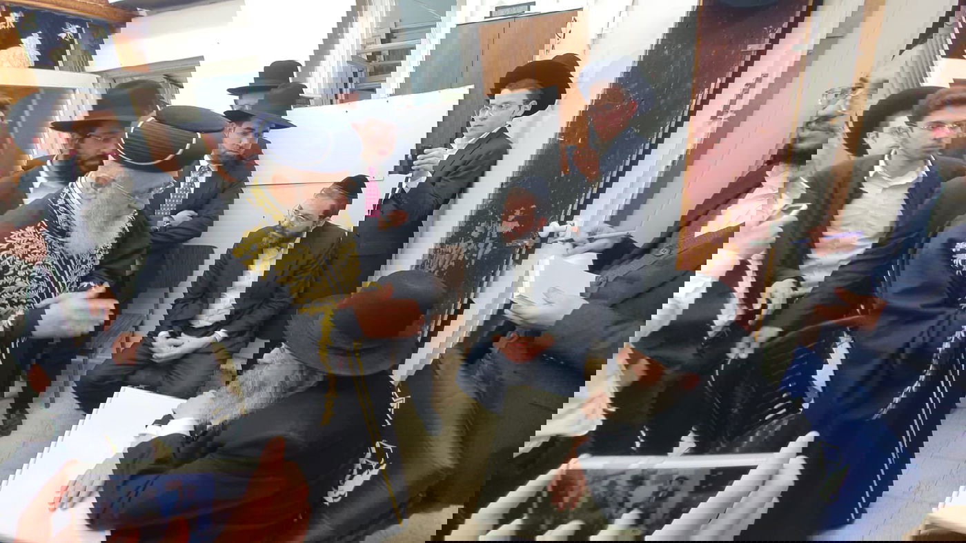 צפו: הראשון לציון מנחם את בנו של הגר"ח קנייבסקי