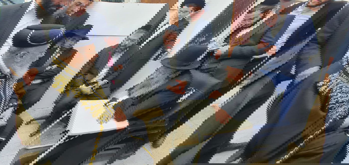 צפו: הראשון לציון מנחם את בנו של הגר"ח קנייבסקי