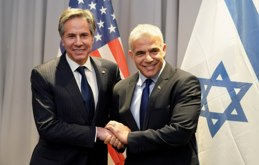 לפיד ובלינקן בפגישתם בלטביה, לפני כשלושה שבועות