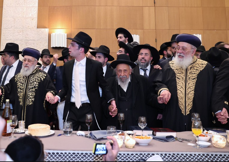 הסבות בריקוד משותף עם זקן חברי המועצת