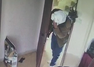 פרץ לדירה בבני ברק ונתפס על חם • צפו