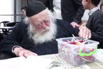כשמרן הגר"ח קנייבסקי זצ"ל חילק סוכריות לילדים; צפו