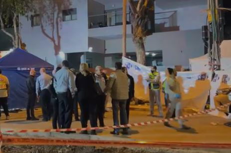 זירת הפיגוע בחדרה והרכב בו השתמשו המחבלים, הלילה