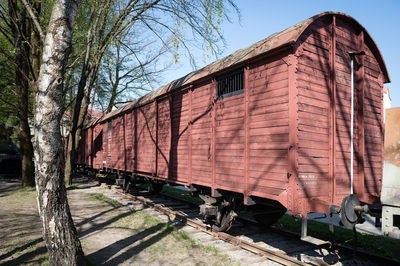 קרון ששימש לגירוש יהודים לאושוויץ, מוצג כיום במוזיאון במדינה