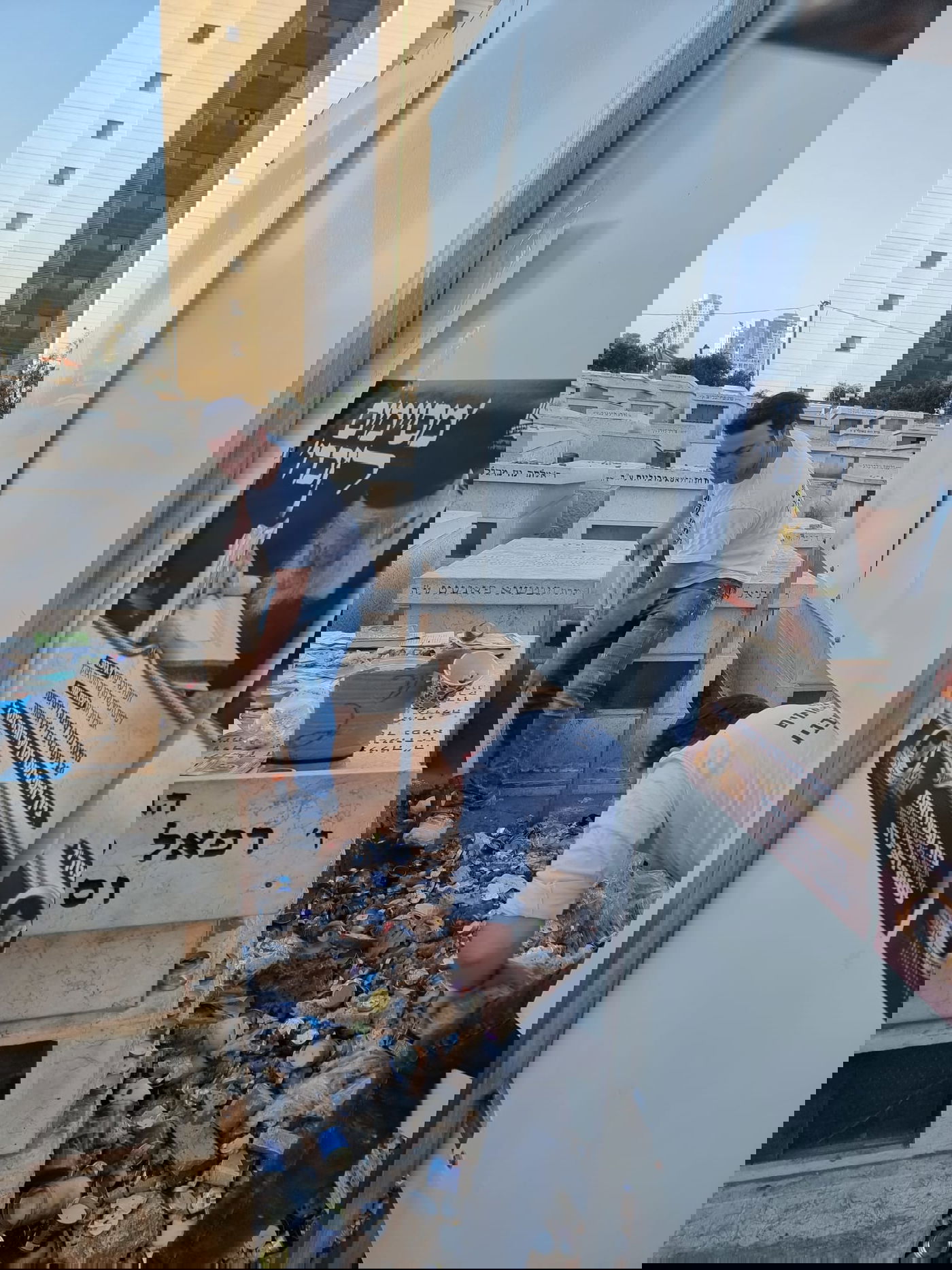 במלאות ה'שבעה': בטון על קברו של מרן רבי חיים קנייבסקי זצ"ל