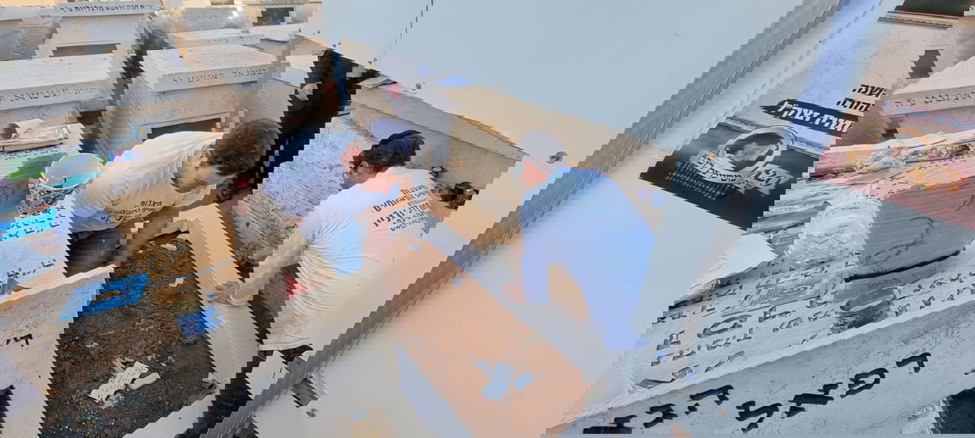 במלאות ה'שבעה': בטון על קברו של מרן רבי חיים קנייבסקי זצ"ל