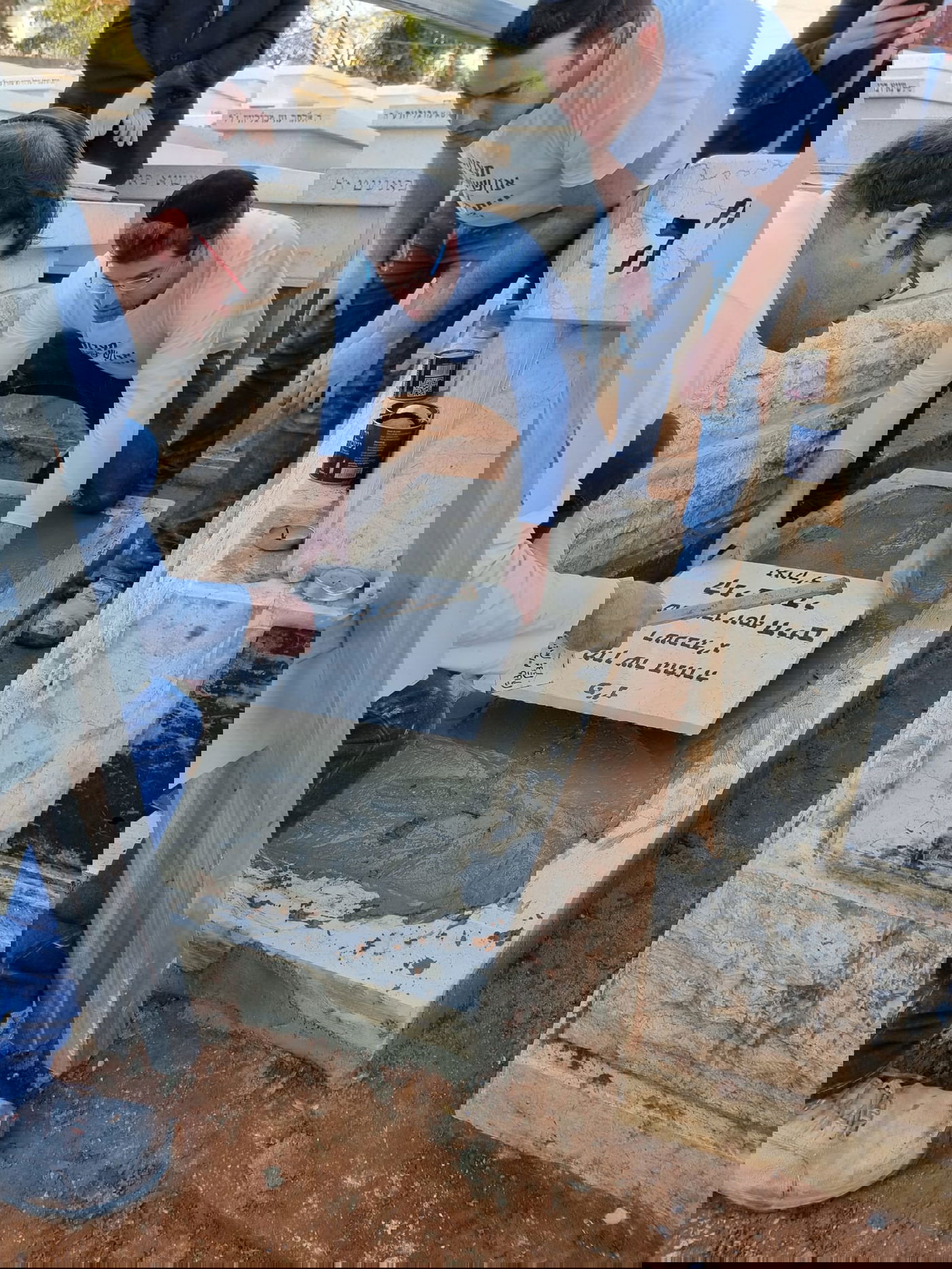 במלאות ה'שבעה': בטון על קברו של מרן רבי חיים קנייבסקי זצ"ל