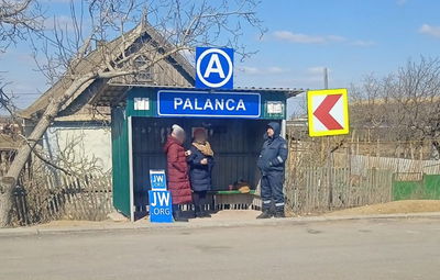 משיבים מלחמה למיסיונרים שמנסים לצוד פליטים