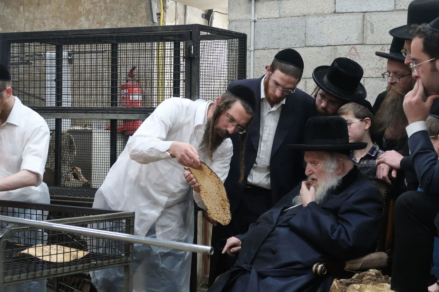 תיעוד: ראב"ד 'העדה' אפה מצות בנתניה