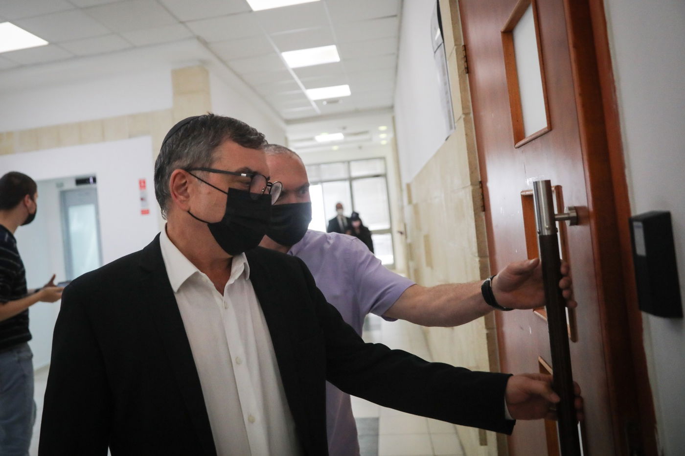 זו משמעות ההכרזה על מומו פילבר 'עד עוין'