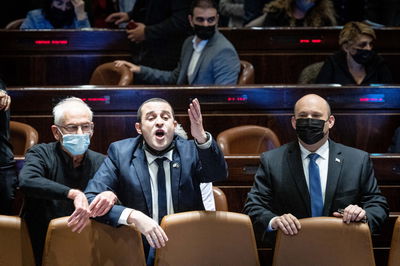 אילוסטרציה: כלפון מגן על בנט