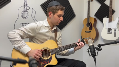 עילוי הגיטרה בביצוע מרהיב נוסף: "אבא"