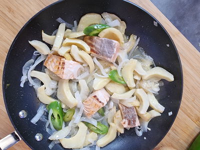 ככה פותחים את האביב: סלמון עם ארטישוק, בצל ופלפל חריף