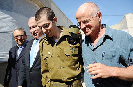 נעם שליט עם בנו, גלעד, לאחר שחרורו