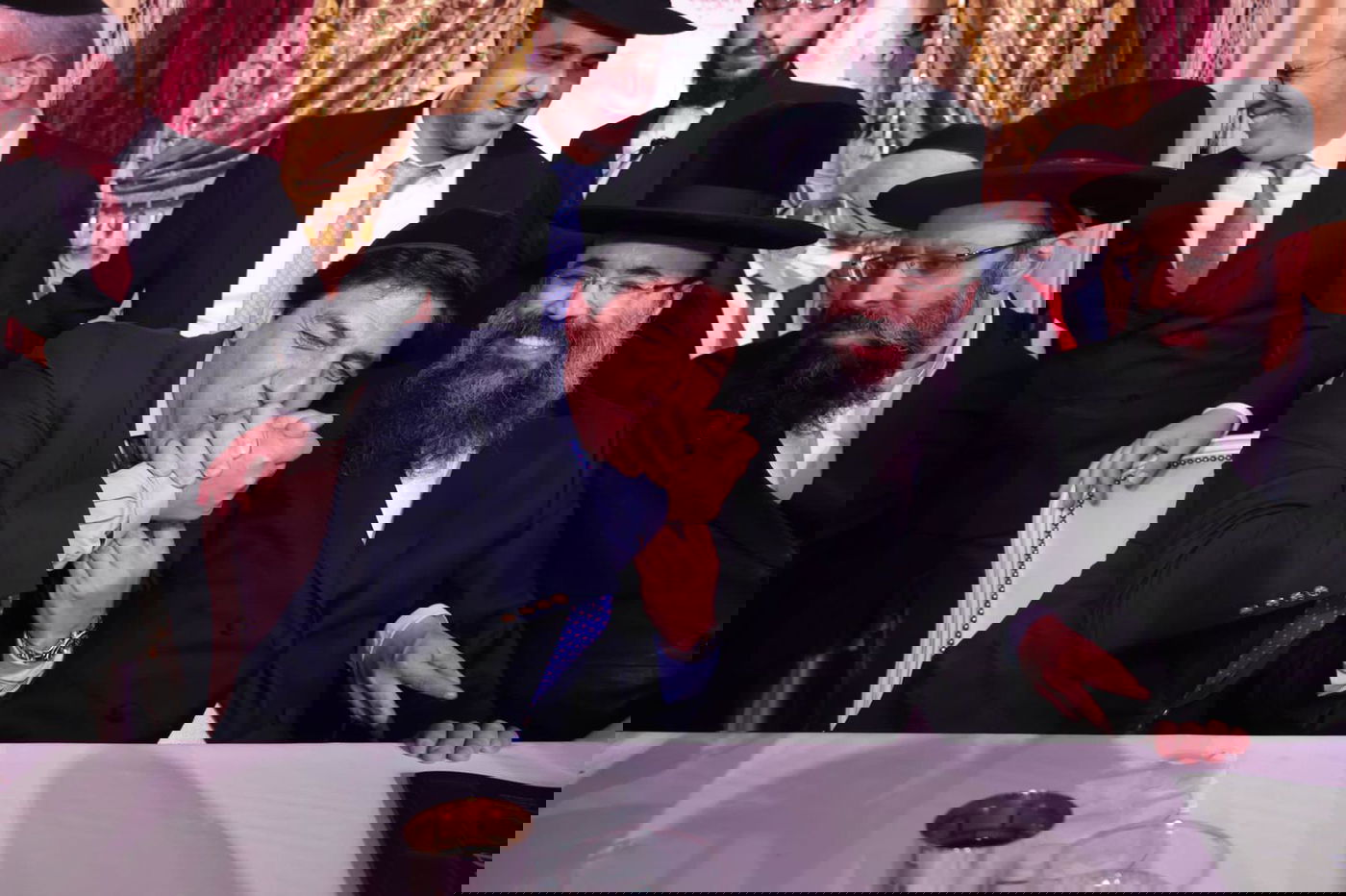 הרנטגן השיא את בנו; המונים השתתפו • צפו