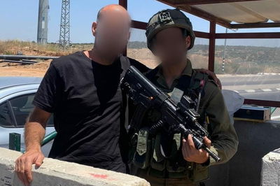 רפ"ק ת' משמאל יחד עם בנו הלוחם