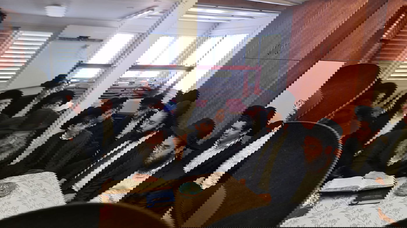 סיימו 'מגילה' לע"נ מרן שר התורה; וקיבלו את ברכת בנו