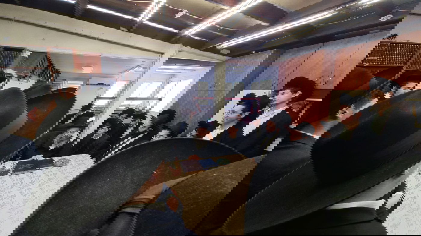 סיימו 'מגילה' לע"נ מרן שר התורה; וקיבלו את ברכת בנו