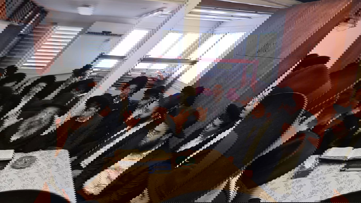 סיימו 'מגילה' לע"נ מרן שר התורה; וקיבלו את ברכת בנו